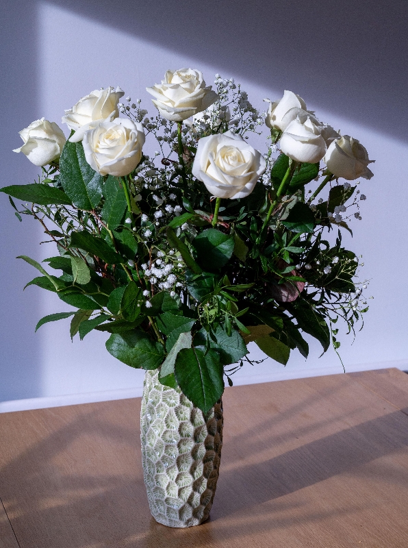 12 White Roses buy online or call 01483 756 579